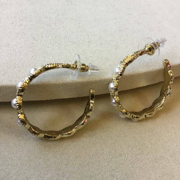Elegant Gold Pearl Scalloped Hoop Earrings - Picture 10 of 12